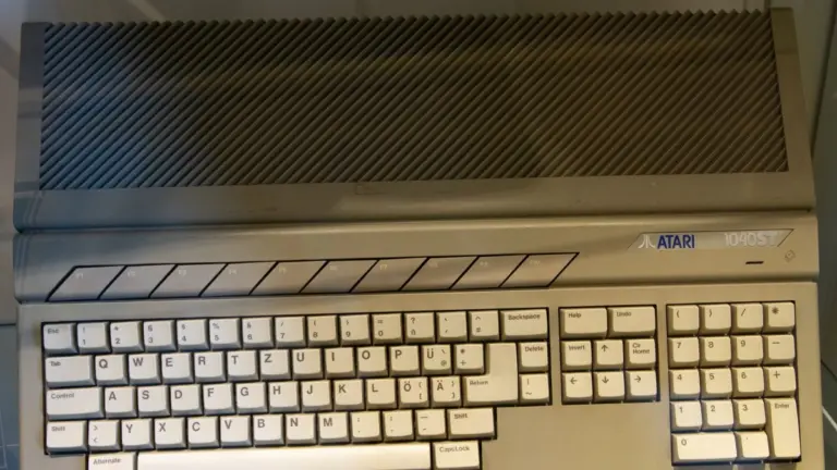 Ordenador Atari 1040ST con su teclado integrado