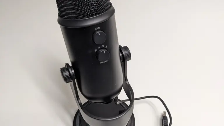 Micrófono USB Blue Yeti en acabado negro, sobre su soporte de mesa