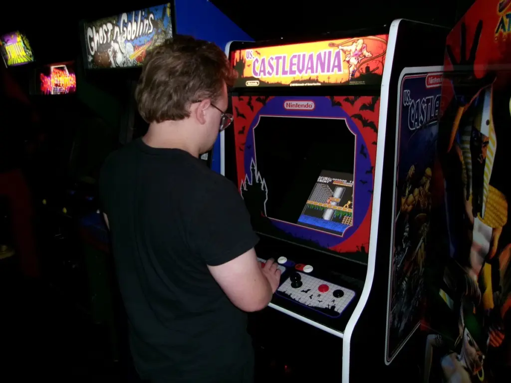 Un jugador ante la recreativa Vs. Castlevania, la versión de salón del juego de 1986