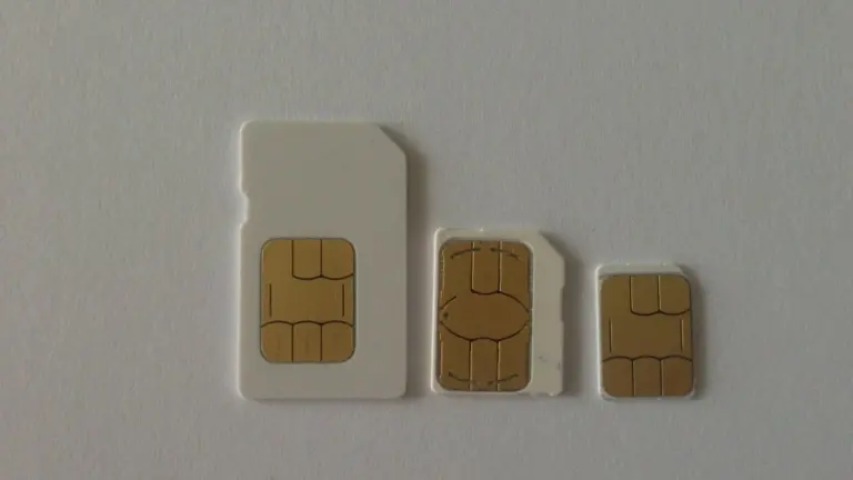 Tres tarjetas SIM de distintos formatos: mini, micro y nano, una al lado de otra