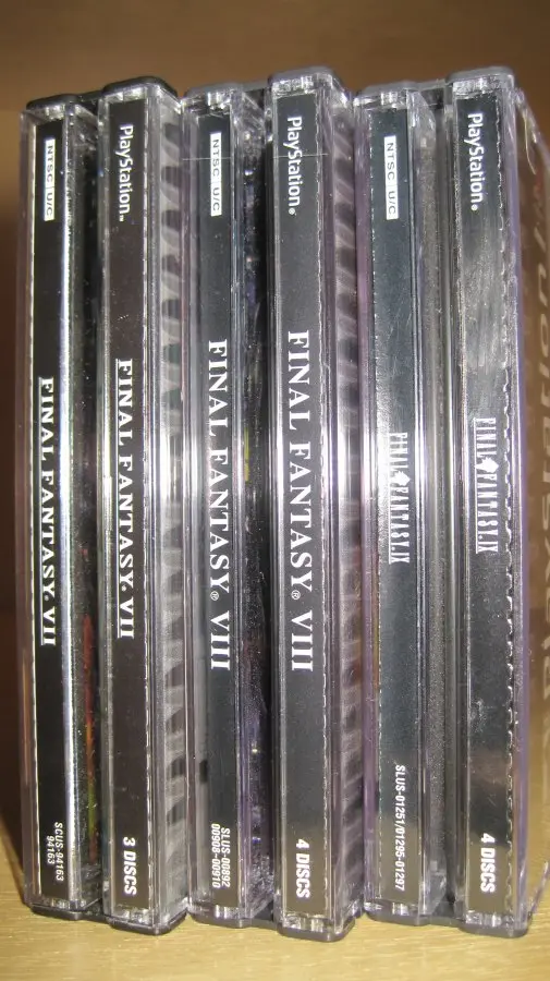 Cajas originales de Final Fantasy VII, VIII y IX para PlayStation