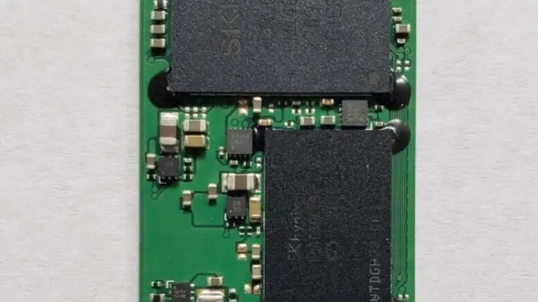 Unidad SSD NVMe en formato M.2 2280 vista de cerca