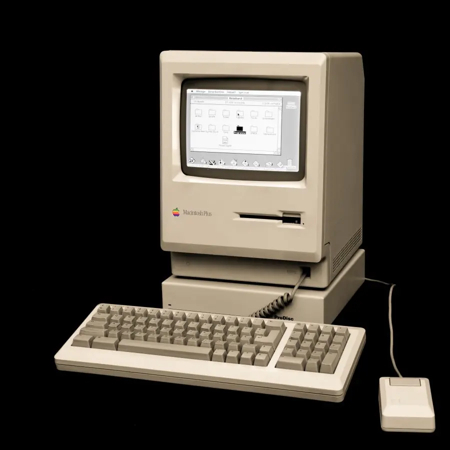 Un Macintosh Plus, el modelo que arregló lo que al 128K le faltaba