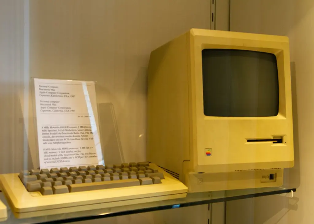 El mismo modelo, con su teclado y su ratón