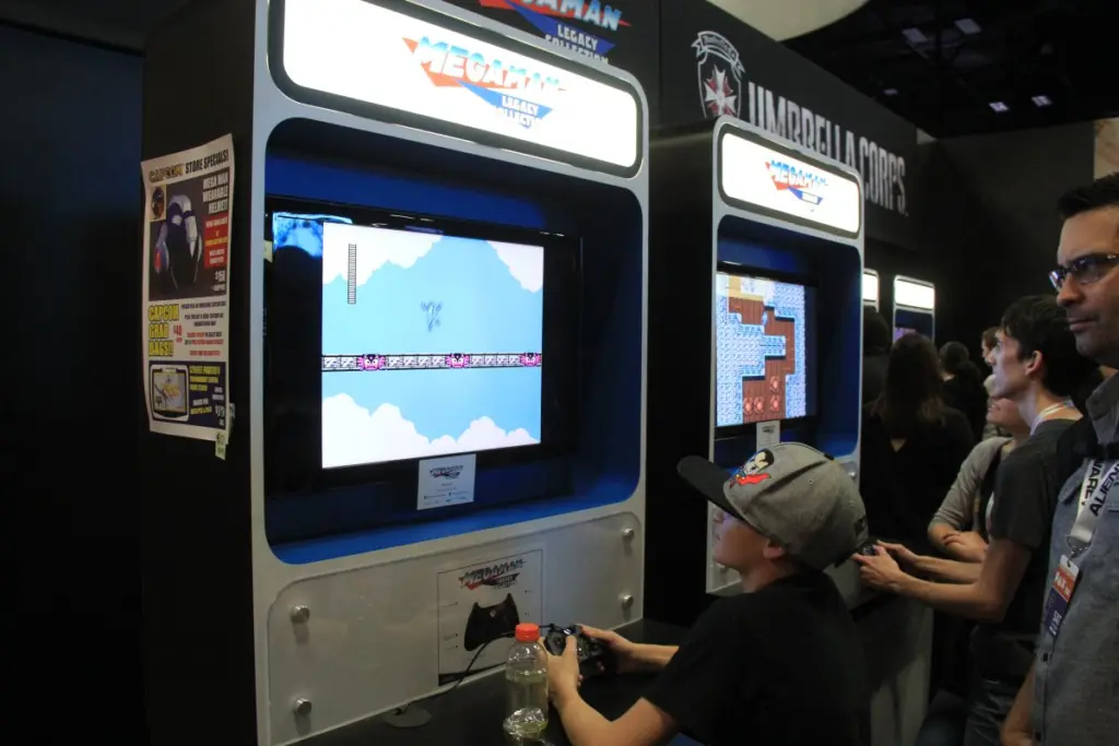 Asistentes a PAX South 2016 jugando a la recopilación Mega Man Legacy Collection