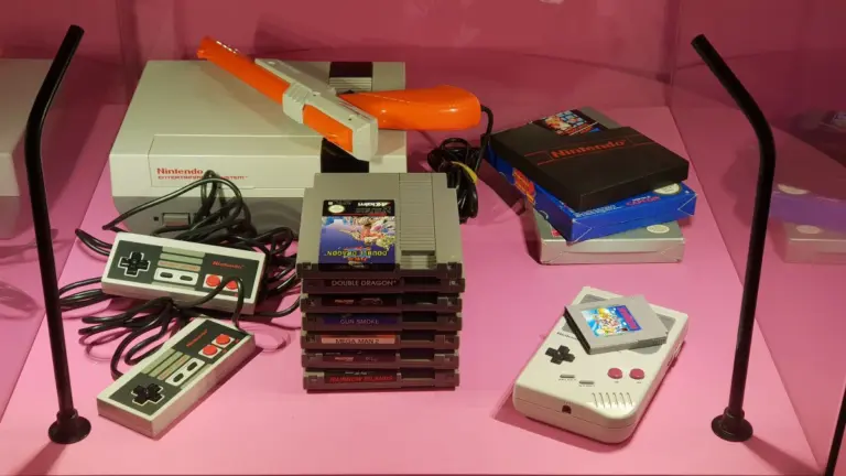 Consolas y juegos de los ochenta expuestos en una muestra retro