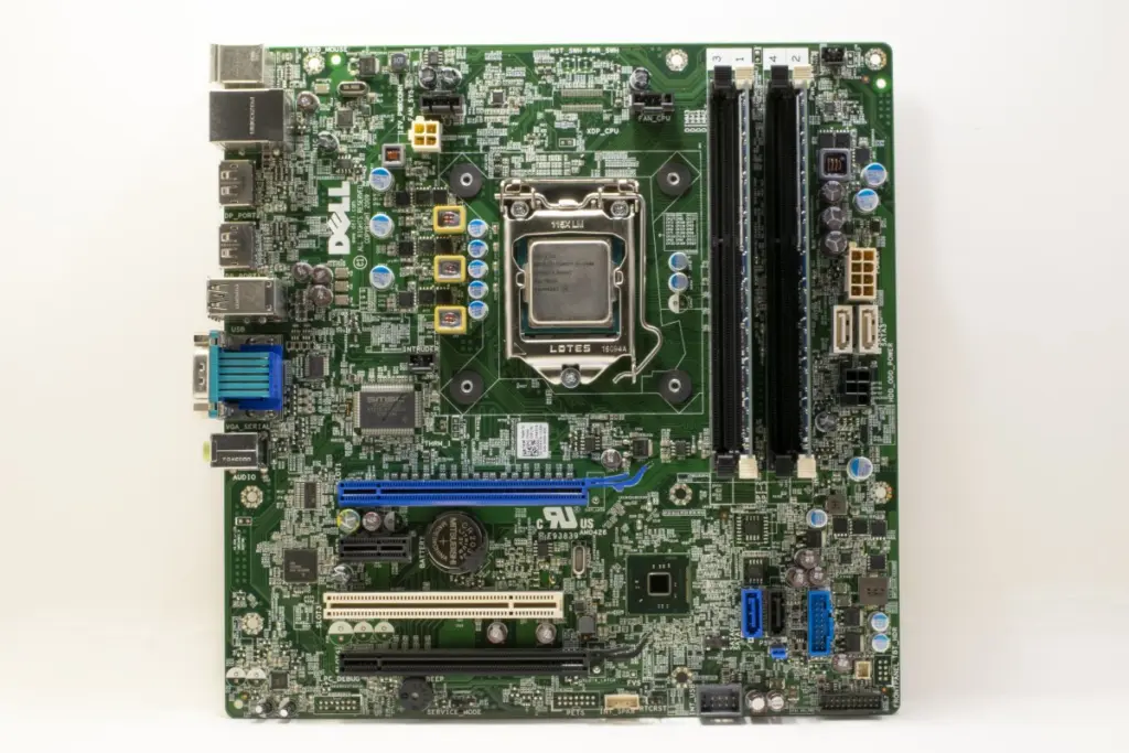 Otra placa con ranuras PCIe de dos longitudes