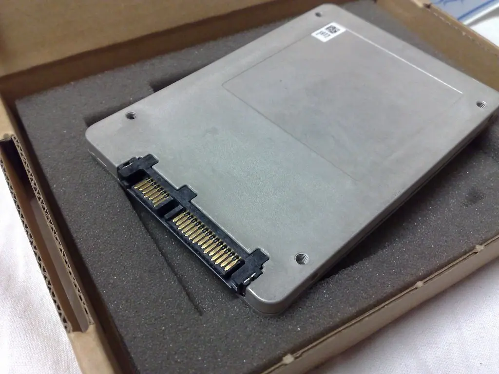 Bottom view of a 2.5-inch 100 GB SATA 3.0 (6 Gbit/s) model of the Intel enterprise flash drive DC S3700 series