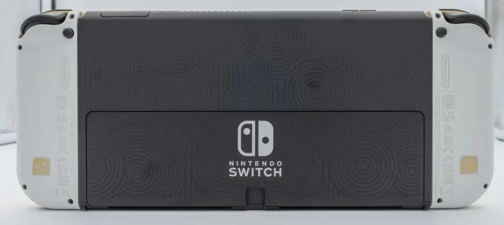 Imagen de contexto: Nintendo Switch OLED con la decoración de Tears of the Kingdom