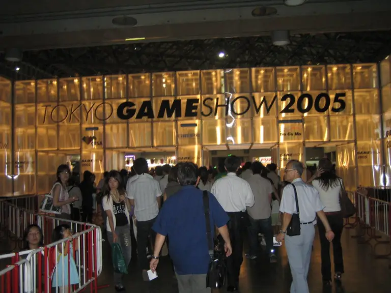 Entrada del Tokyo Game Show de 2005 con su arco de acceso