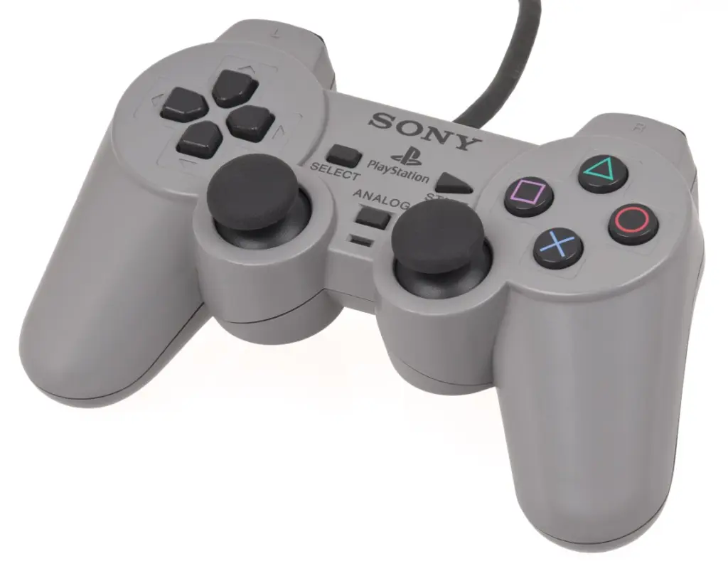 El DualShock de PlayStation, de 1997: dos sticks analógicos y vibración