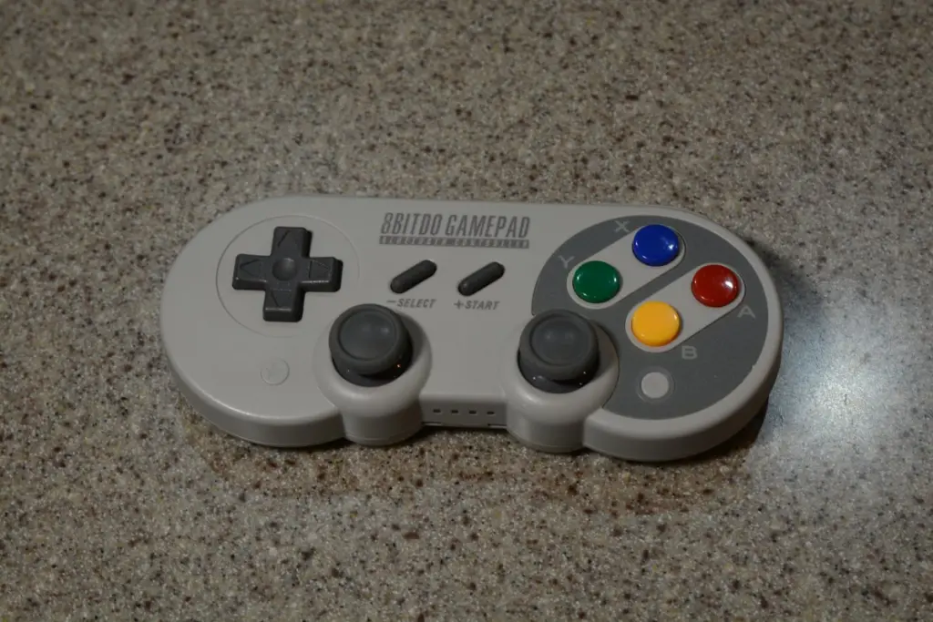 Un mando actual de 8BitDo que copia la distribución de Super Nintendo