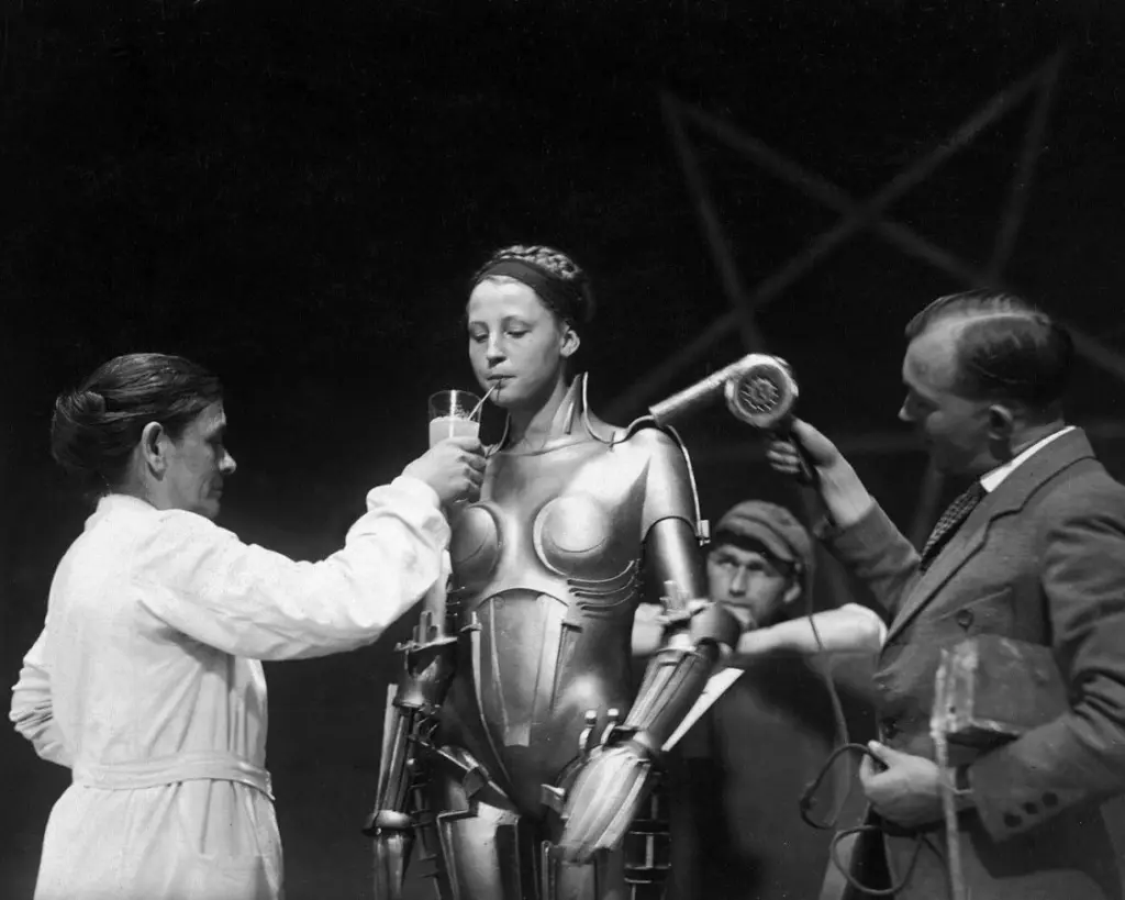 Set photograph from Metropolis , a 1927 German expressionist science-fiction silent film directed by Fritz Lan