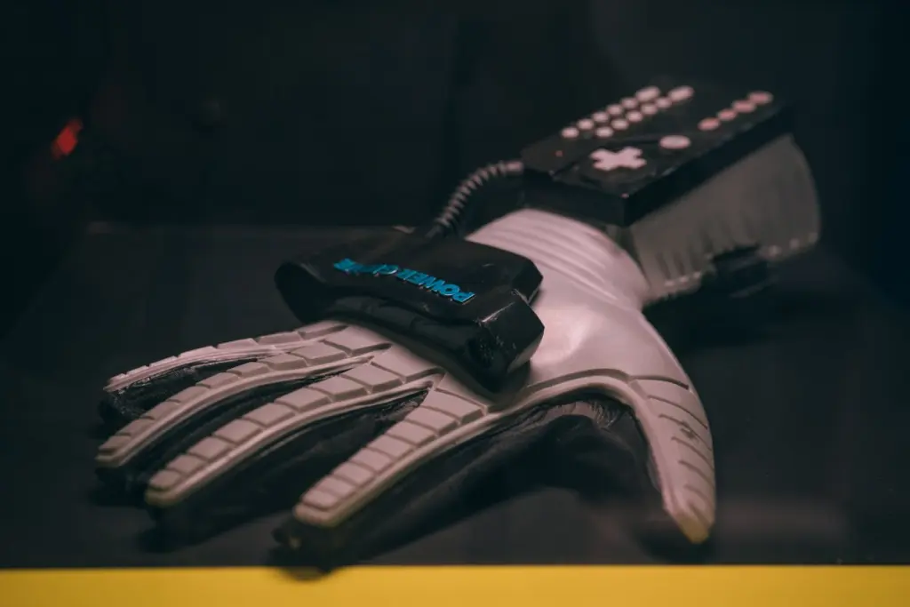 Power Glove en el Computerspielemuseum de Berlín