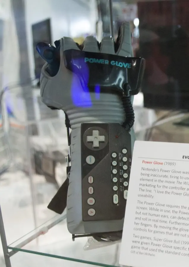 Otro Power Glove, expuesto en vitrina