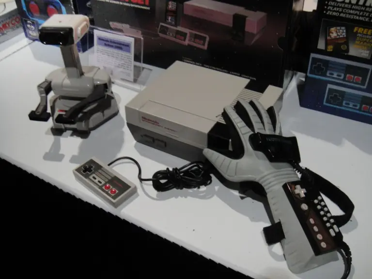 NES con el robot y el Power Glove en un museo del videojuego