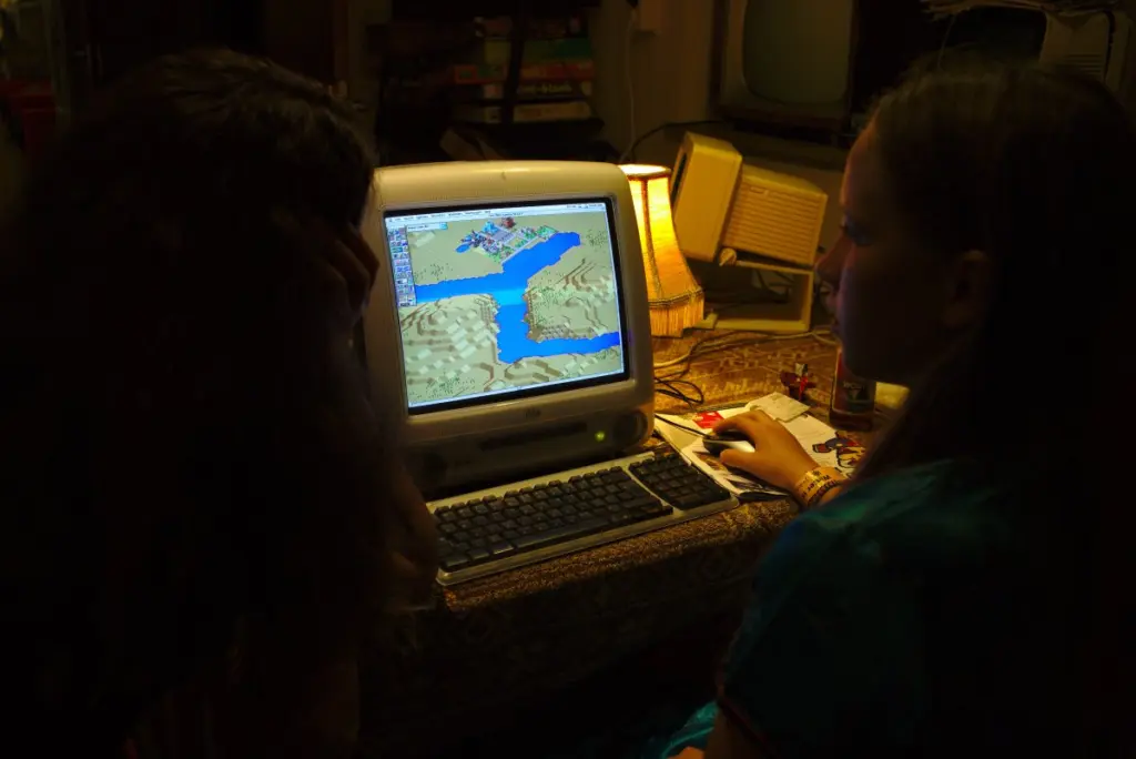 Imagen de contexto: una partida de SimCity 2000 en un iMac G3