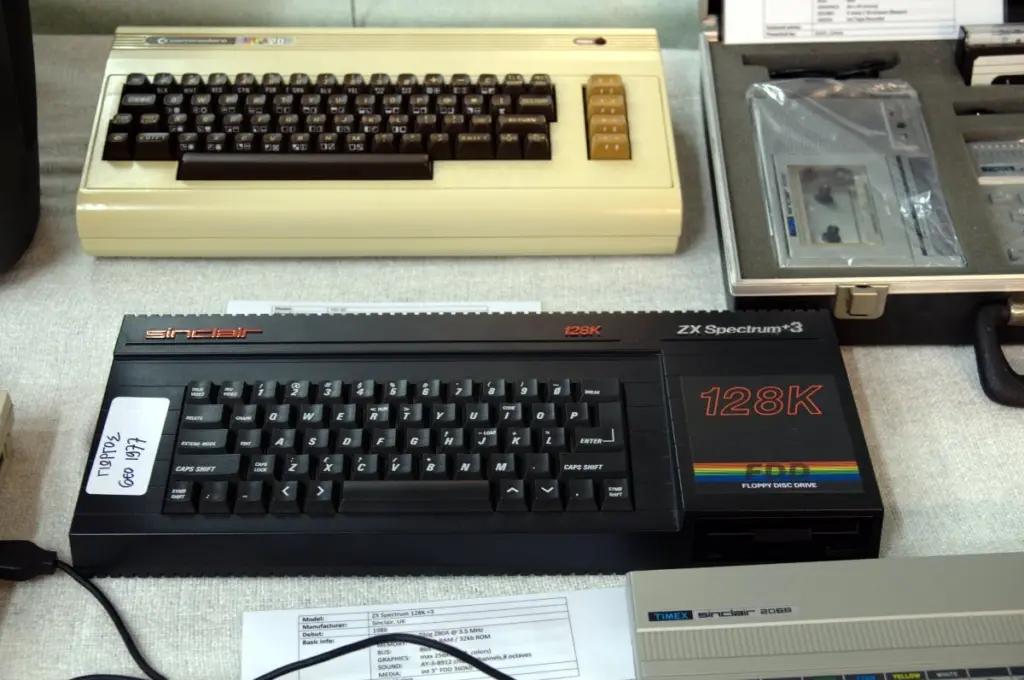 Sinclair ZX-Spectrum +3 - Retrosystems 2010 The bastard child of a ZX-Spectrum and an Amstrad CPC-6128 — and i