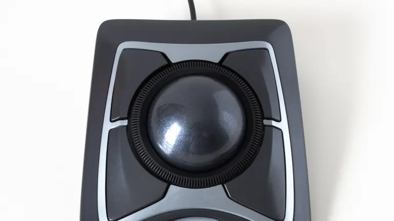 Trackball Kensington Expert Mouse con su bola grande centrada