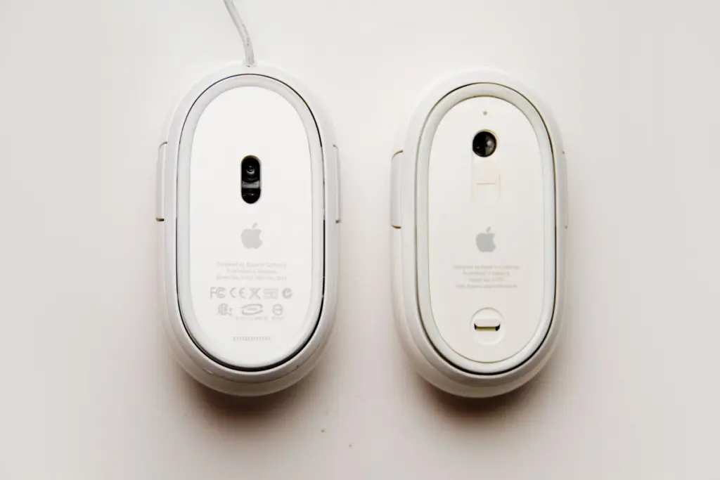 Apple Wired and Wireless Mighty Mouse Bottom Side by Side Comparison