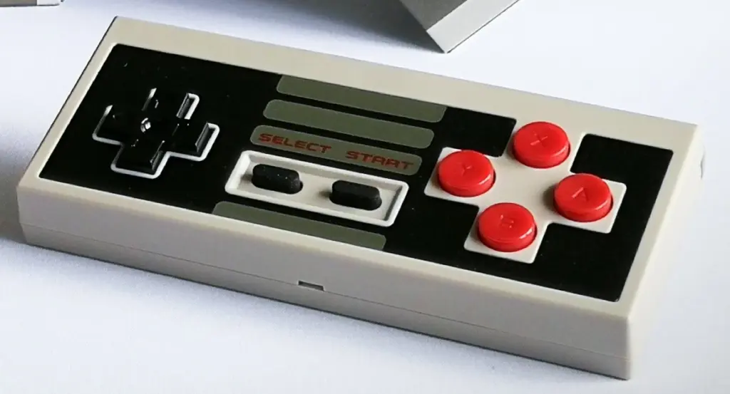 Un 8BitDo NES30, el mando con el que la marca se dio a conocer