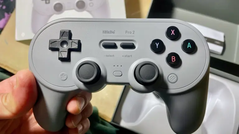Mando 8BitDo Pro 2 sostenido en la mano