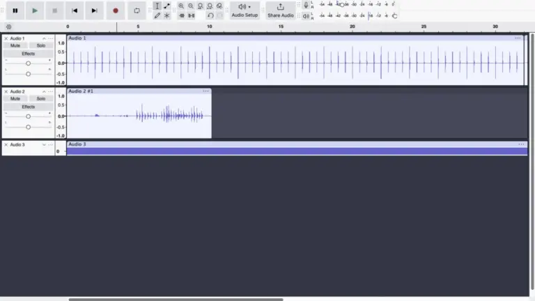 Ventana de Audacity con varias pistas de audio y sus formas de onda