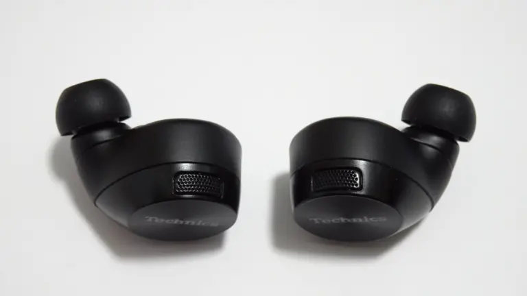 Dos auriculares de botón Technics sobre fondo blanco