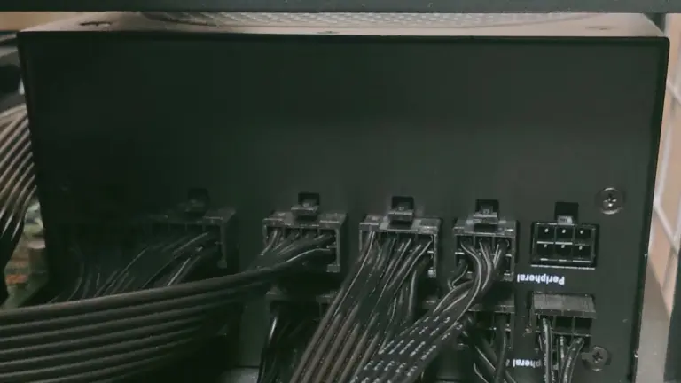 Fuente de alimentación ATX modular con los cables conectados