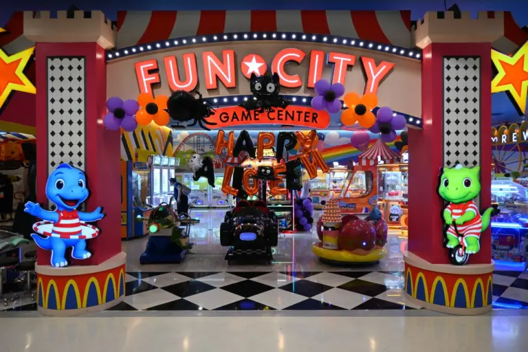 Entrada de un salón recreativo con mascotas y globos