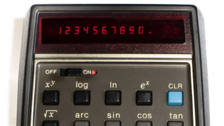Calculadora HP-35 con su pantalla de diodos rojos encendida