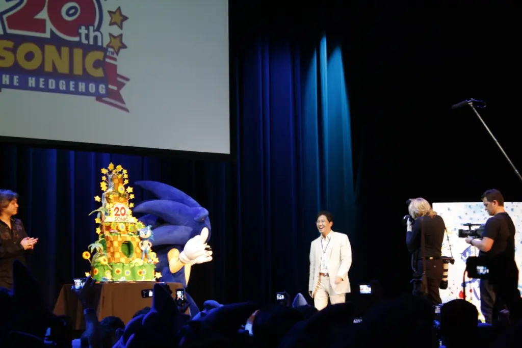 Imagen de contexto: acto del aniversario de Sonic con miembros del Sonic Team