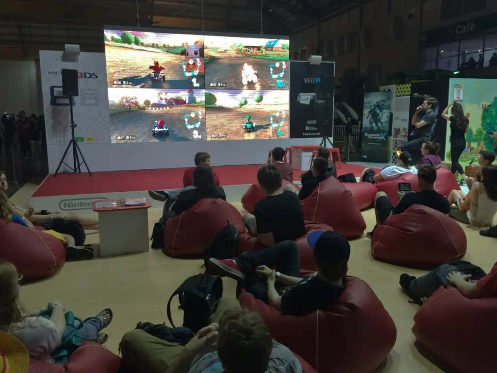 Imagen de contexto: partida de Mario Kart 8 en el escenario de Nintendo de la EB Games Expo 2015