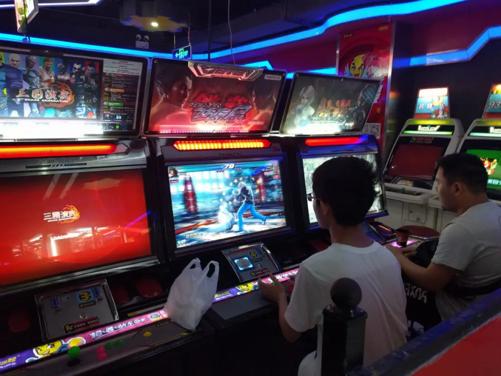 Recreativas de Tekken Tag Tournament 2 y Tekken 6 en un salón