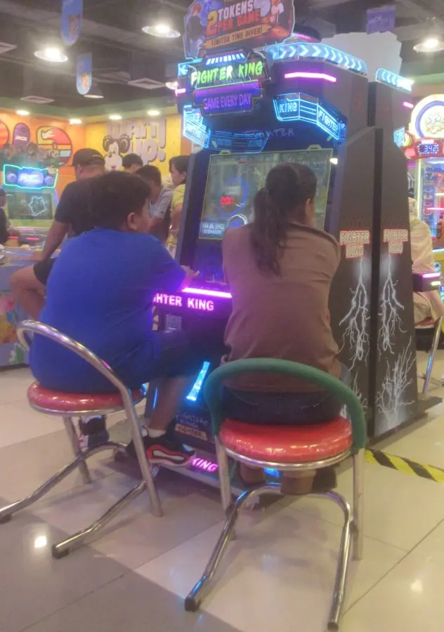 Imagen de contexto: una recreativa con varios juegos de lucha en un salón