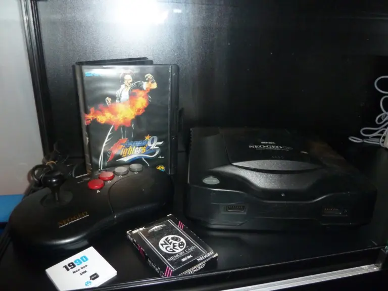 Consola Neo-Geo CD con The King of Fighters en una muestra