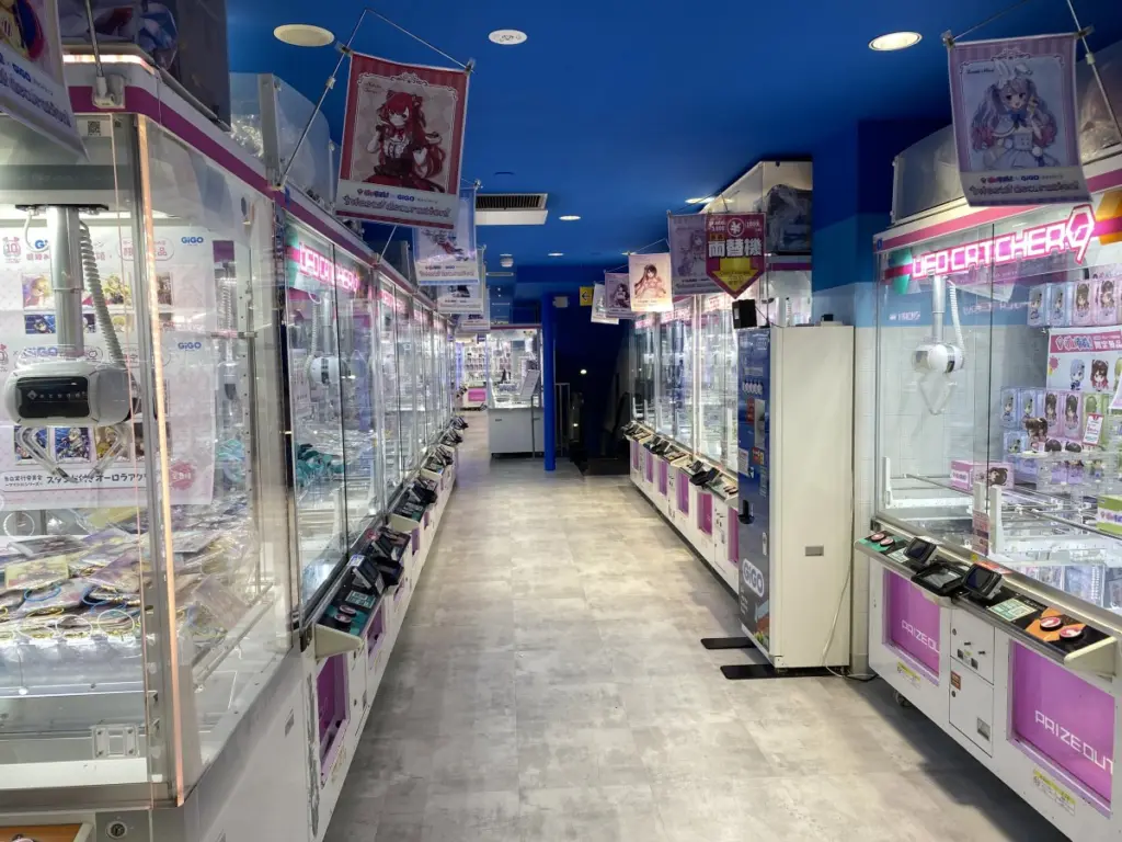 Pasillo de máquinas UFO Catcher en un GiGO de Akihabara
