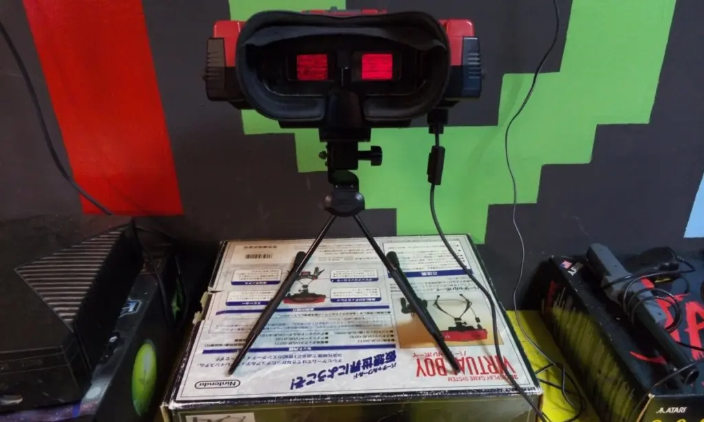 Una Virtual Boy sobre su trípode en el museo Game Over de Budapest