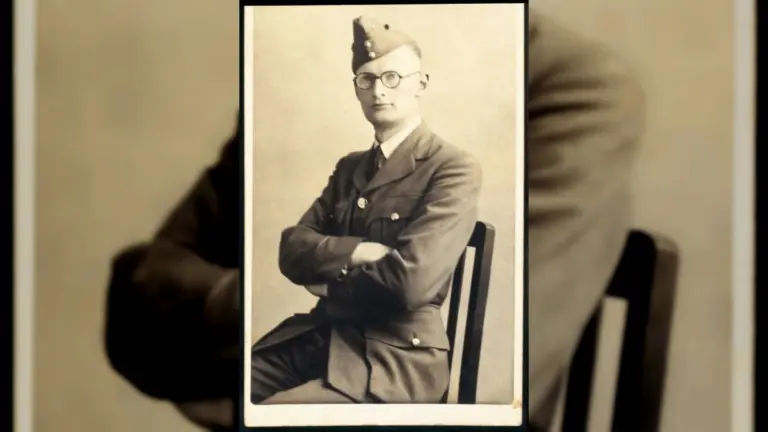 Arthur C. Clarke durante su etapa en la RAF