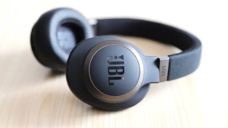 Auriculares de diadema JBL con cancelación de ruido sobre una mesa de madera