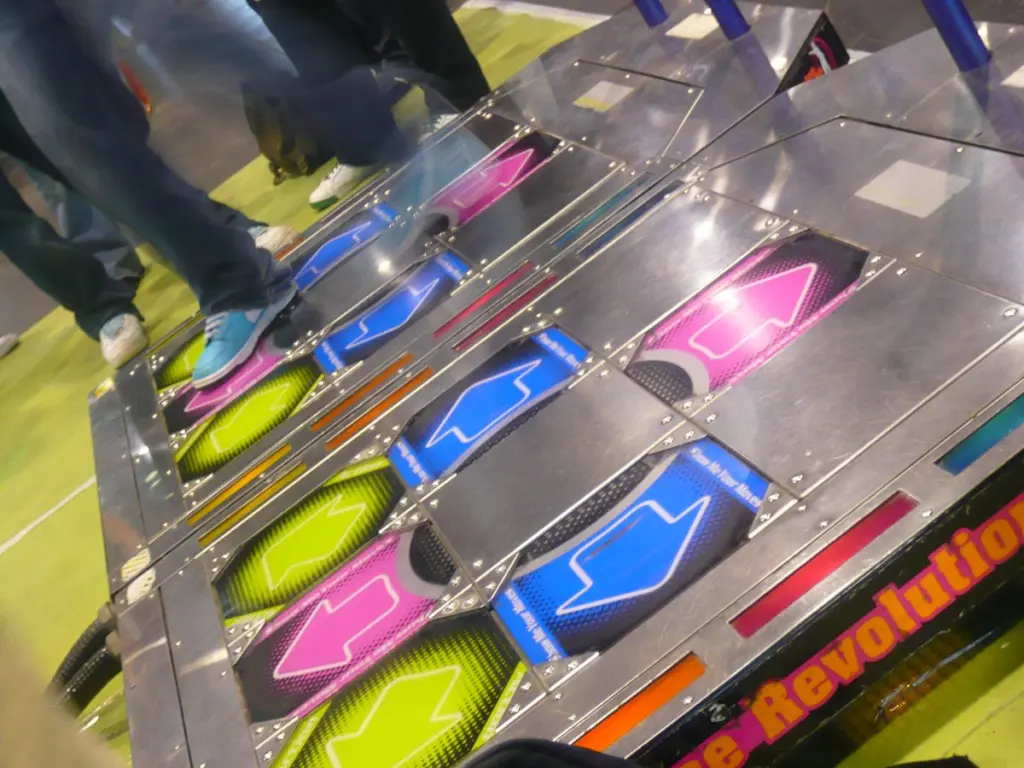 La plataforma de flechas de Dance Dance Revolution, en la Japan Expo de 2008