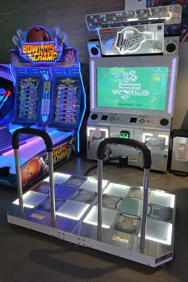 Una máquina de Dance Dance Revolution World en un salón de Londres