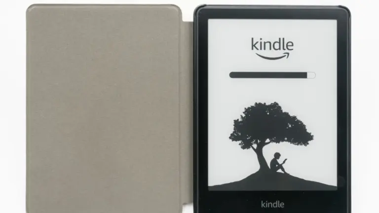 Lector Kindle Paperwhite con su funda, mostrando la pantalla de inicio
