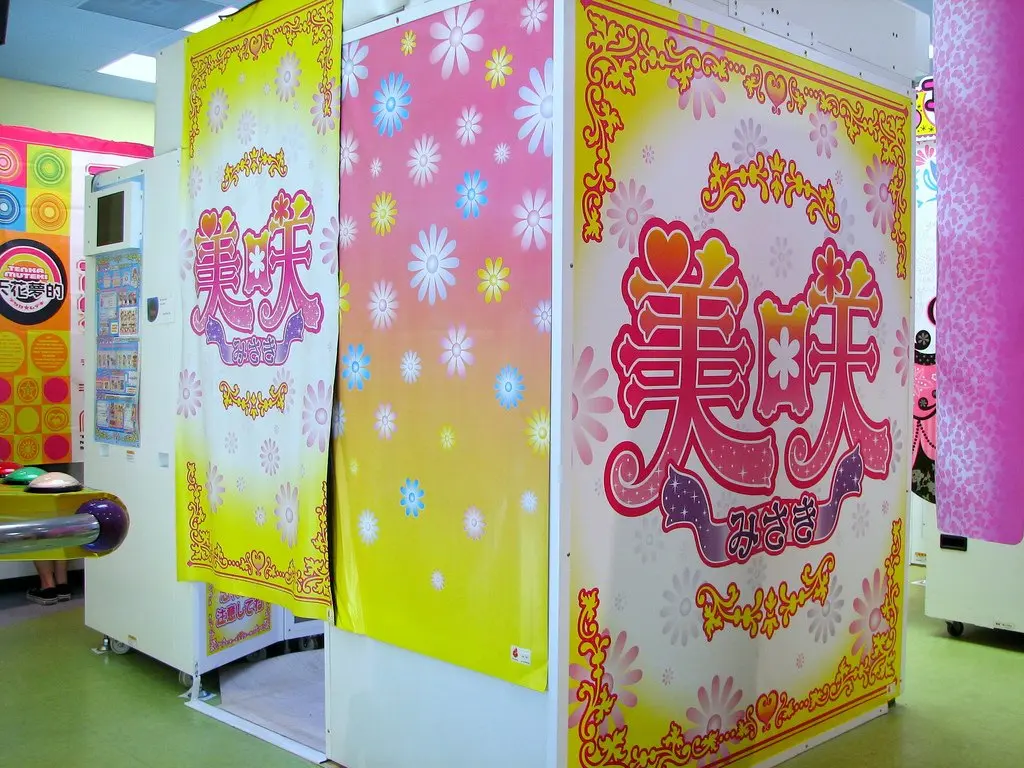 Cabina de purikura Misaki en un estudio de fotos