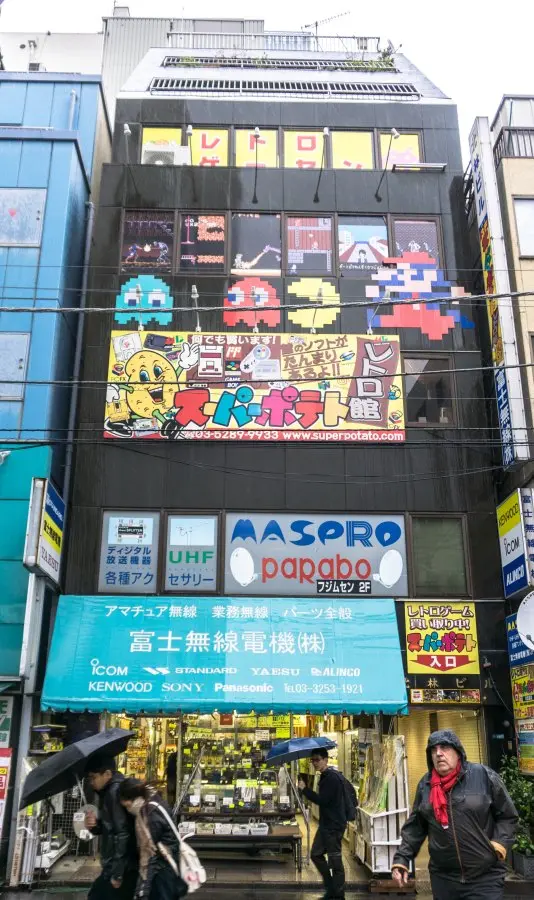 Fachada de la tienda Super Potato, dedicada al videojuego retro, en Akihabara