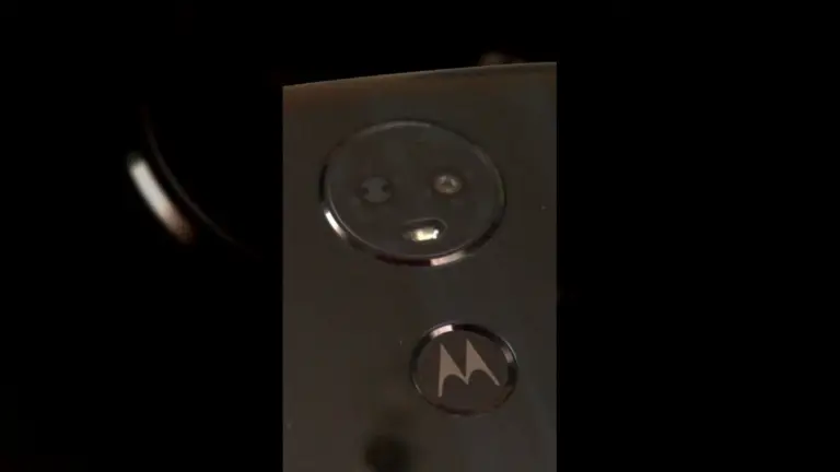 Parte trasera de un móvil Motorola con el sensor de huella circular