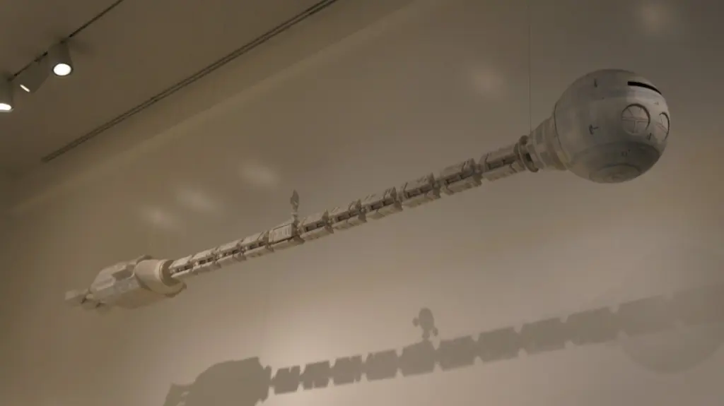 Reproduction of the Discovery One spaceship from the 1968 film 2001: A Space Odyssey by en:Stanley Kubrick . D