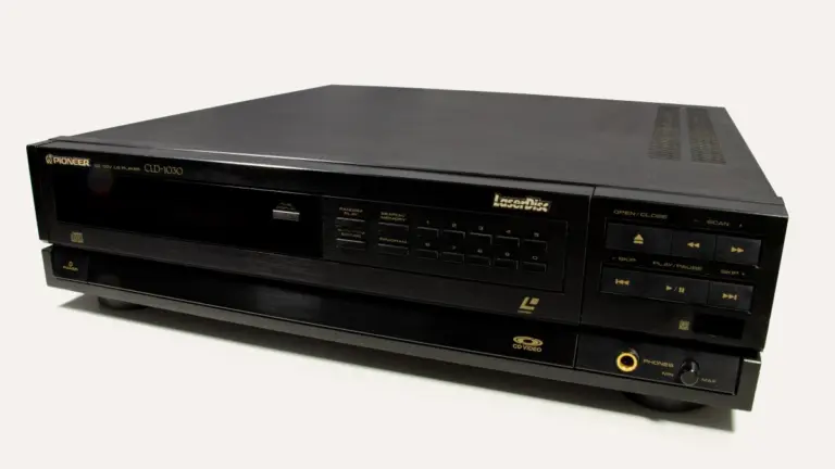 Reproductor de LaserDisc Pioneer CLD-1030 sobre fondo oscuro
