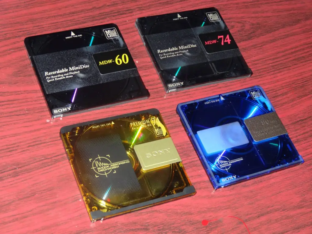 Various rewritable minidisc with variable durations, which have been updated over time.