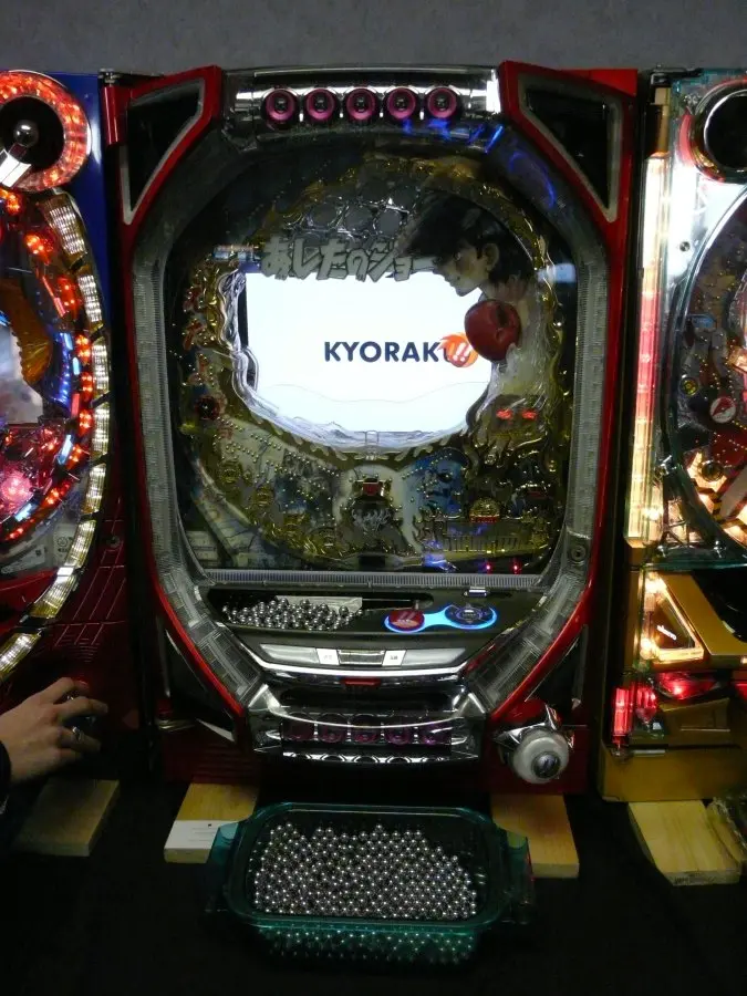 Máquinas de pachinko modernas, con pantalla central, en una convención de Pittsburgh